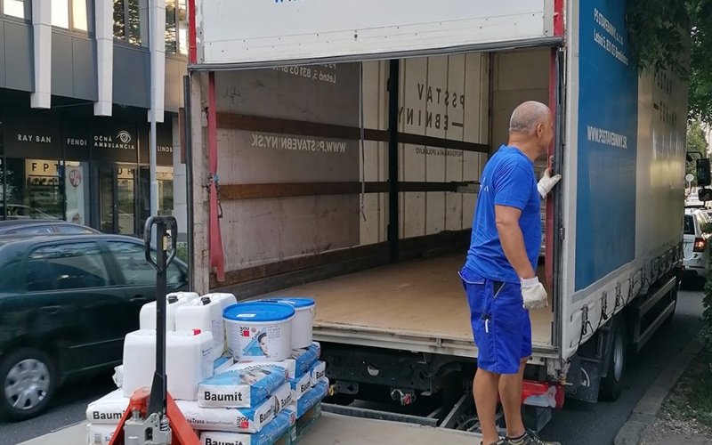 Dar v podobe stavebného materiálu pre centrum DOMEC