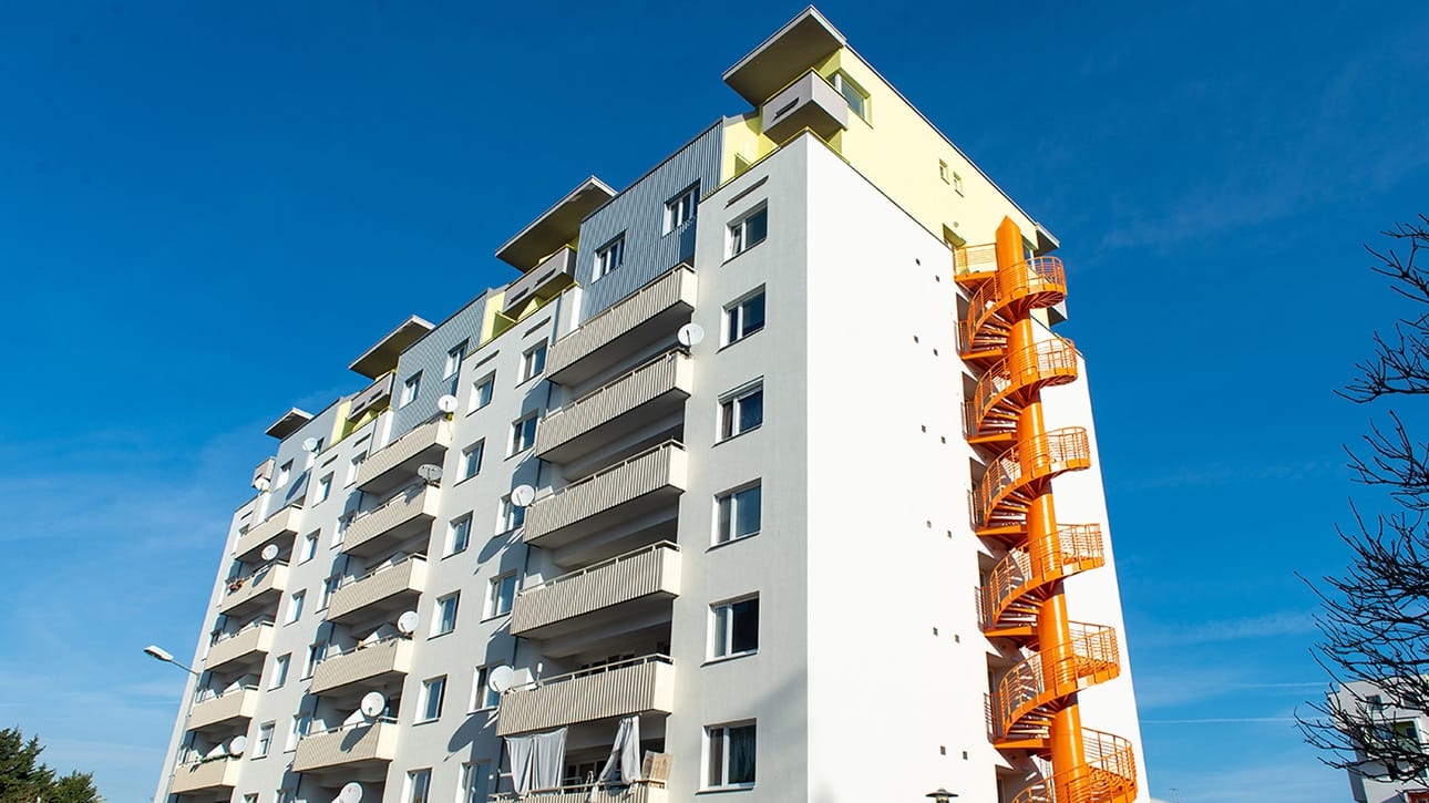 Rekonštrukcia interiéru a exteriéru bytového domu v Bratislave