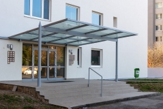 Realizácia výmeny dverí a okien bytového domu na Vietnamskej ulici