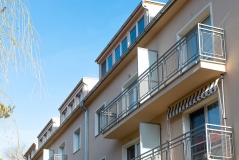 Dokončenie detailov okolo okien na bytovom dome v Bratislave