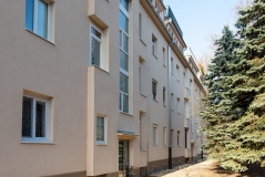 Renovácia odkvapového chodníka v okolí bytového domu v Bratislave