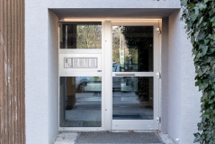 Nové dvere bytového domu na Eisnerovej ulici v Bratislave