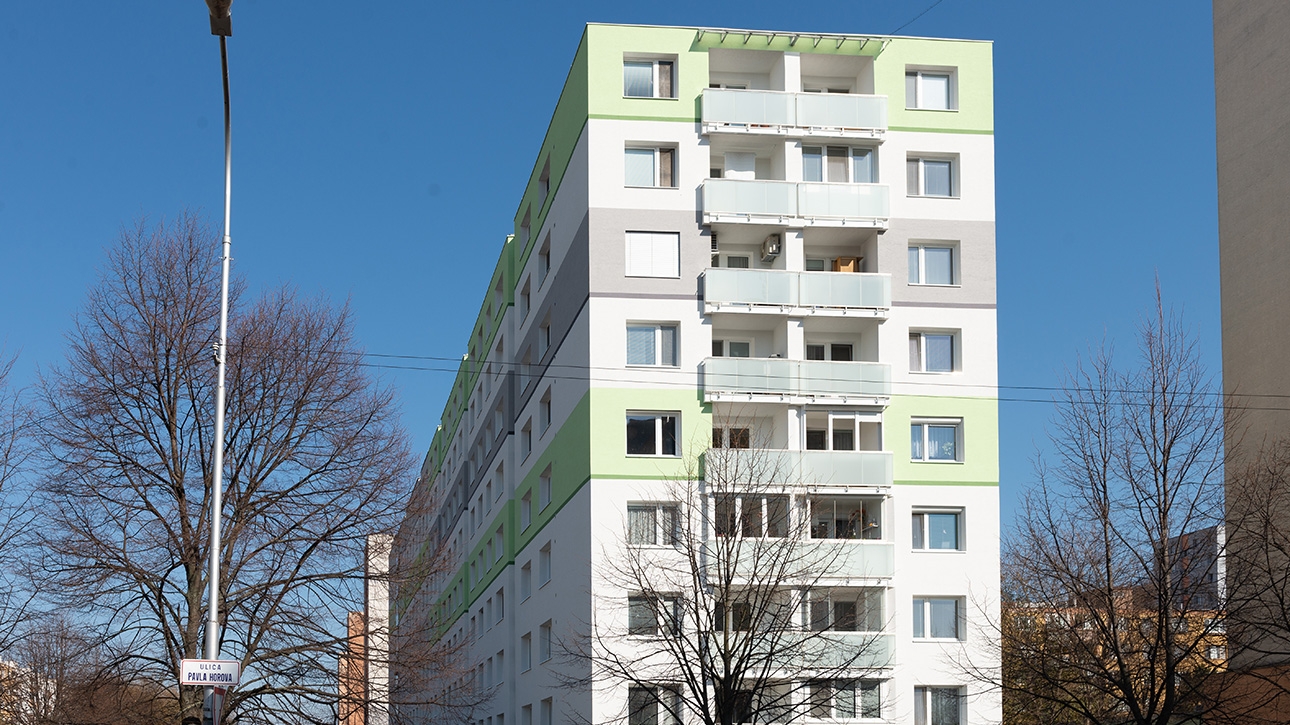 Rekonštrukcia interiéru a exteriéru bytového domu na Eisnerovej v Bratislave