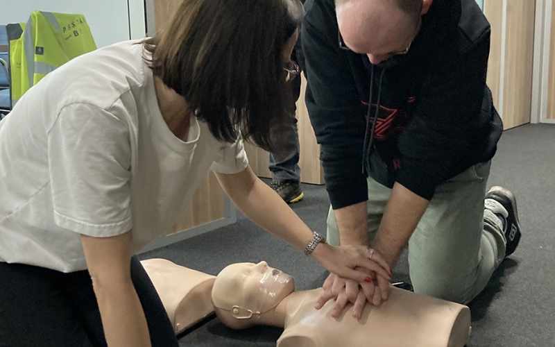 Masáž srdca na figuríne s počítačovým vyhodnotením