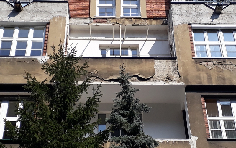 Fasáda bytového domu pred obnovou