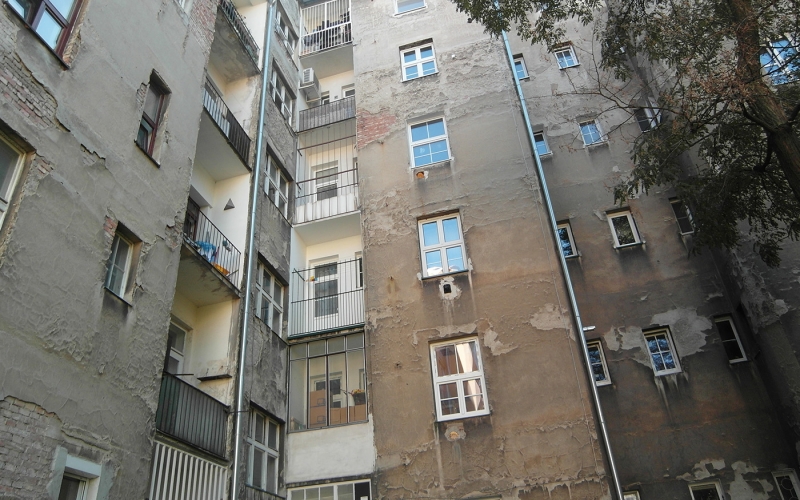 Vnútroblok bytového domu na Anenskej ulici pred obnovou