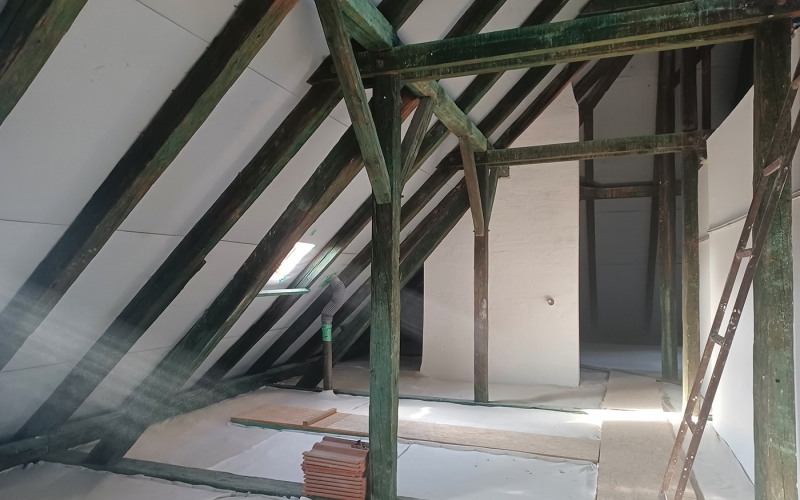 Podkrovie bytového domu Anenská po obnove