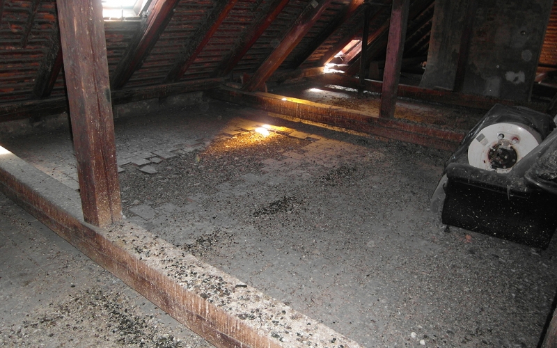 Podkrovie bytového domu Anenská pred obnovou