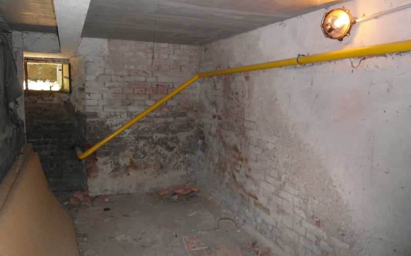 Vlhkosť v suteréne bytového domu pred obnovou