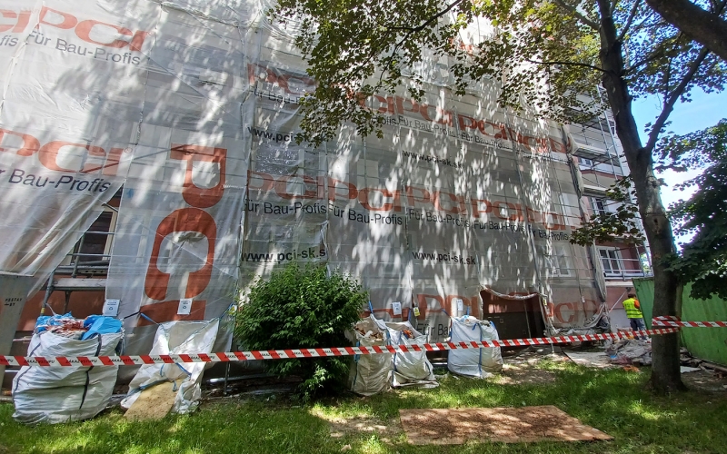 Zadná fasáda bytového domu na ulici Československých parašutistov