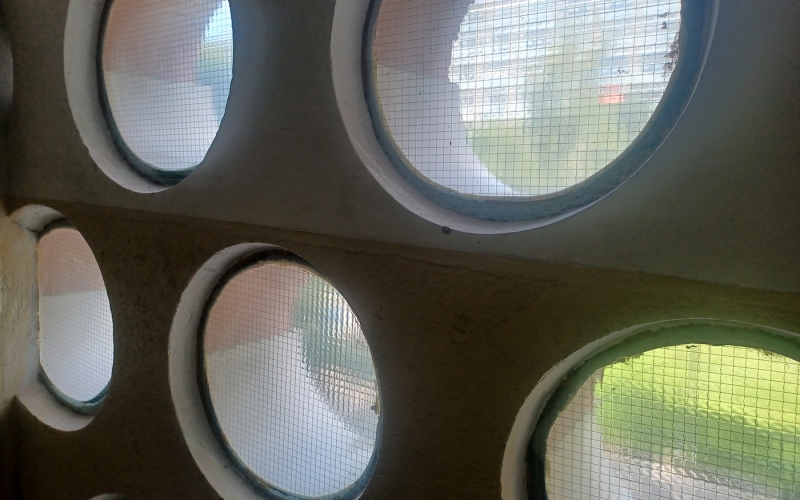 Pôvodné kruhové okná na fasáde bytového domu