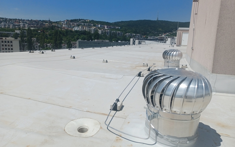 Detail vetracej hlavice na streche panelového domu