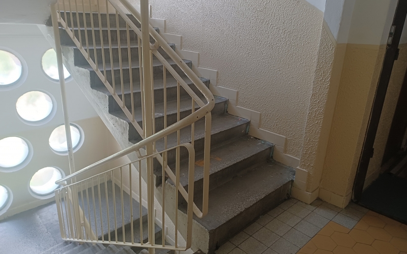 Schodisko v spoločných priestoroch bytového domu